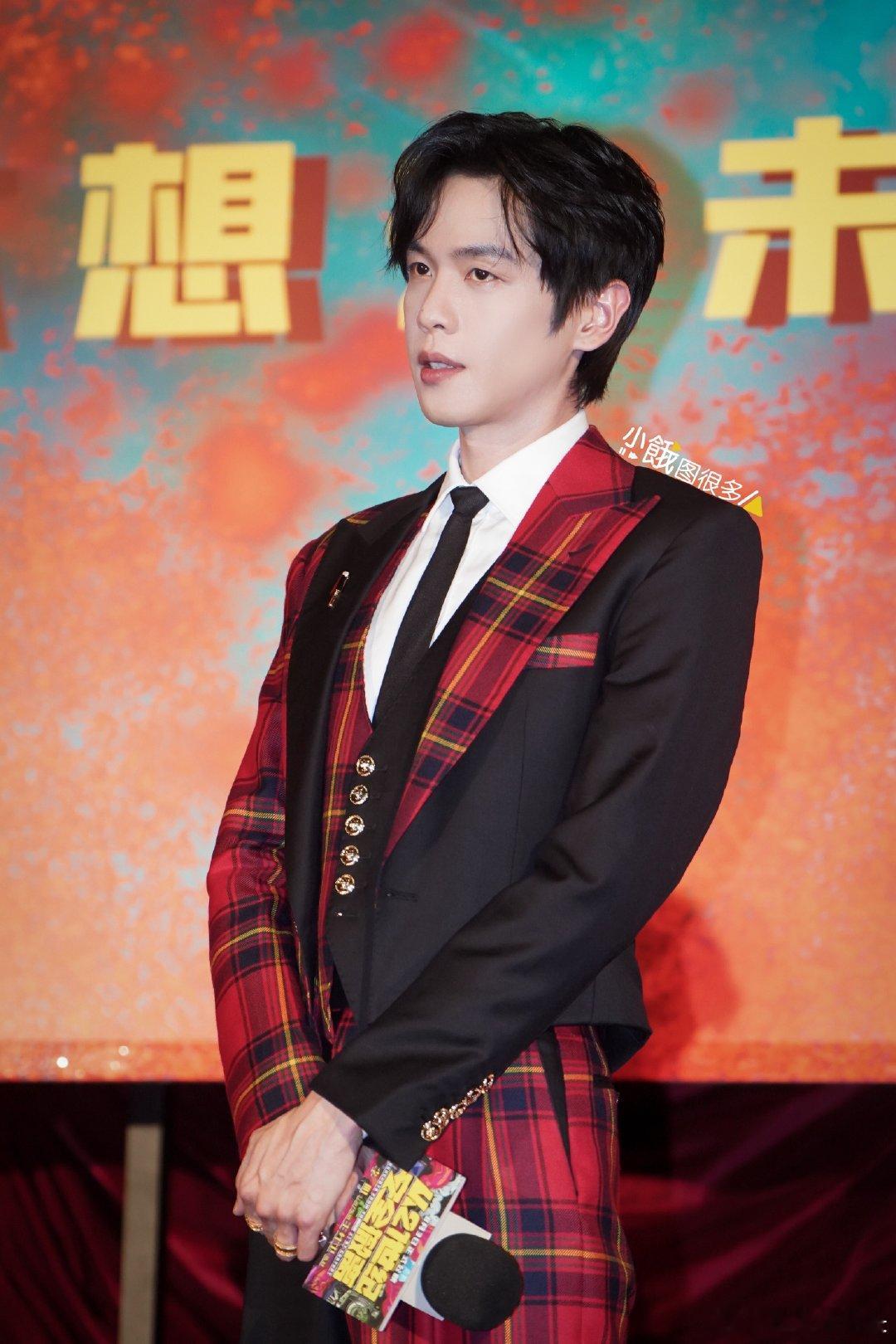 #张若昀 人尴尬的时候会假装很忙#张若昀人前成熟稳重，其实内心还是忙忙碌碌寻宝藏