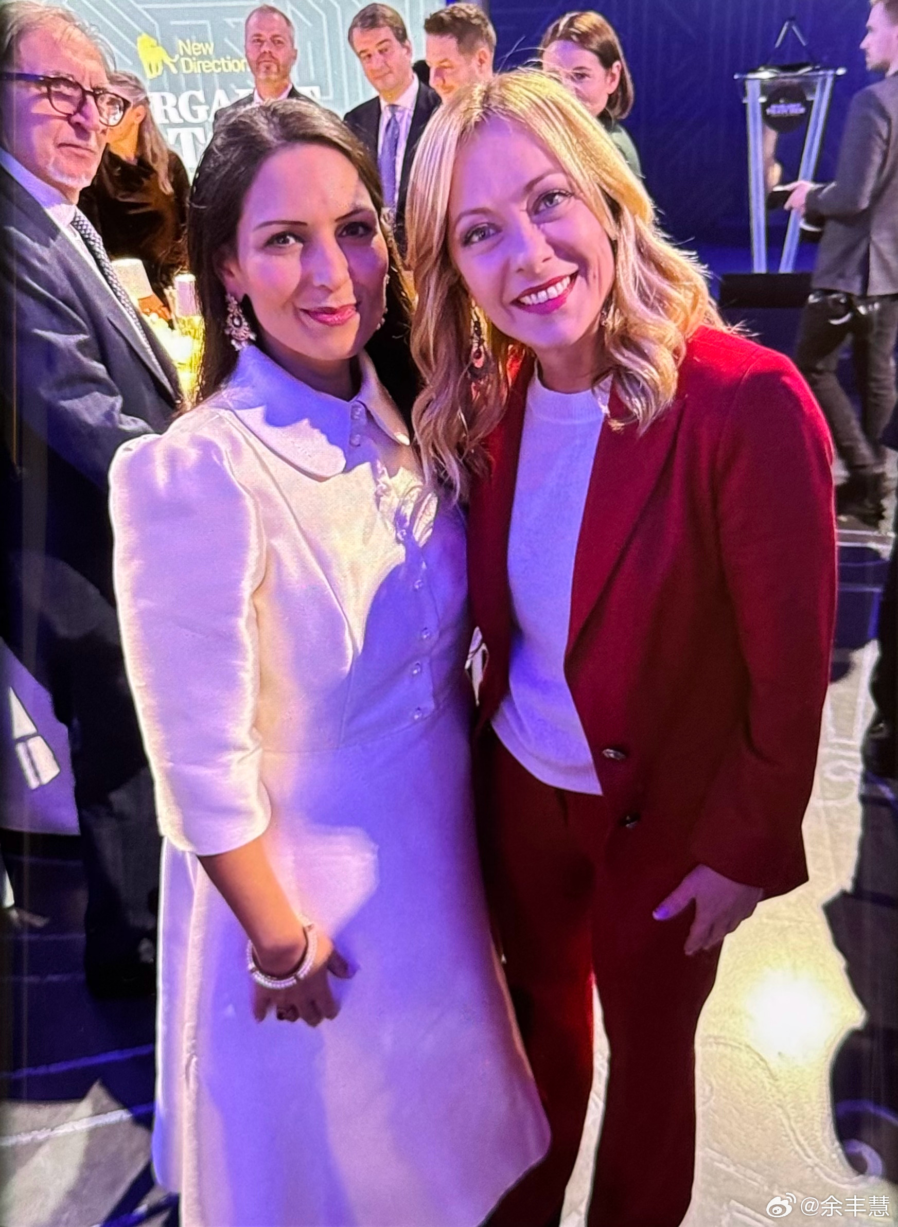 快讯！英国政治家普里蒂帕特尔议员说：很高兴在罗马首届撒切尔奖颁奖典礼上与意大利总