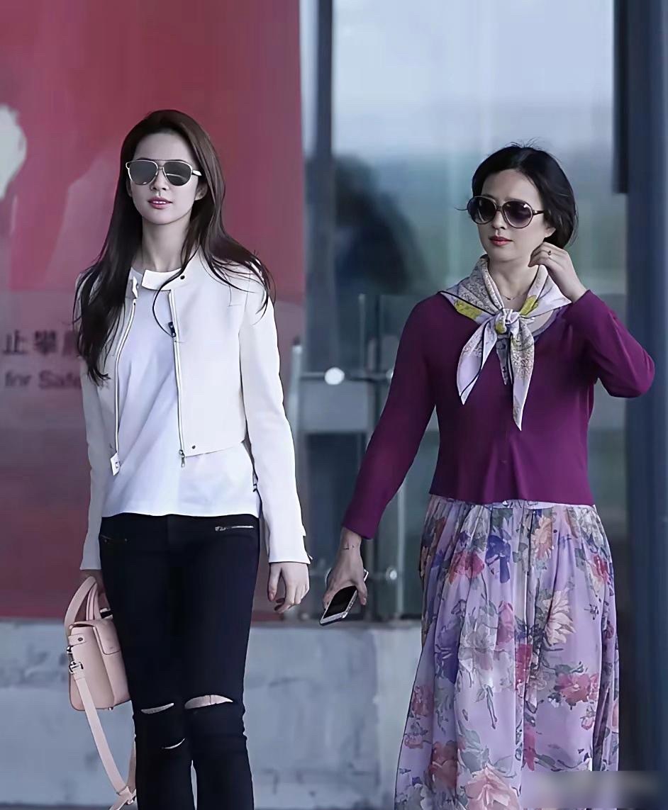 感觉刘亦菲不仅遗传了妈妈的美貌，也遗传了她的穿衣品味。 ​​​