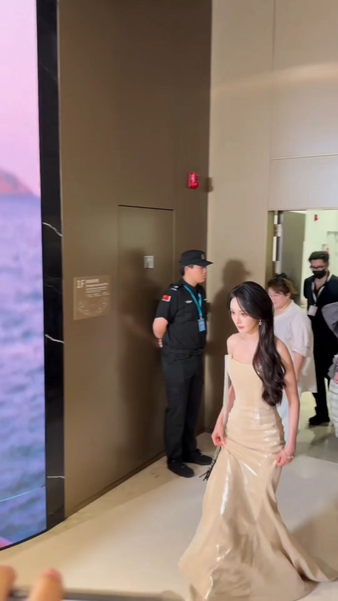 杨幂杀青出发回国 杨幂这个活动出场就跟公主一样啊啊啊啊 