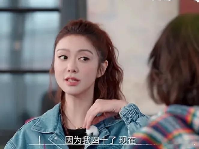 薛凯琪对刘嘉玲说：“我现在40岁了…”刘嘉玲一脸震惊：“啊？你这么大了？”薛凯琪
