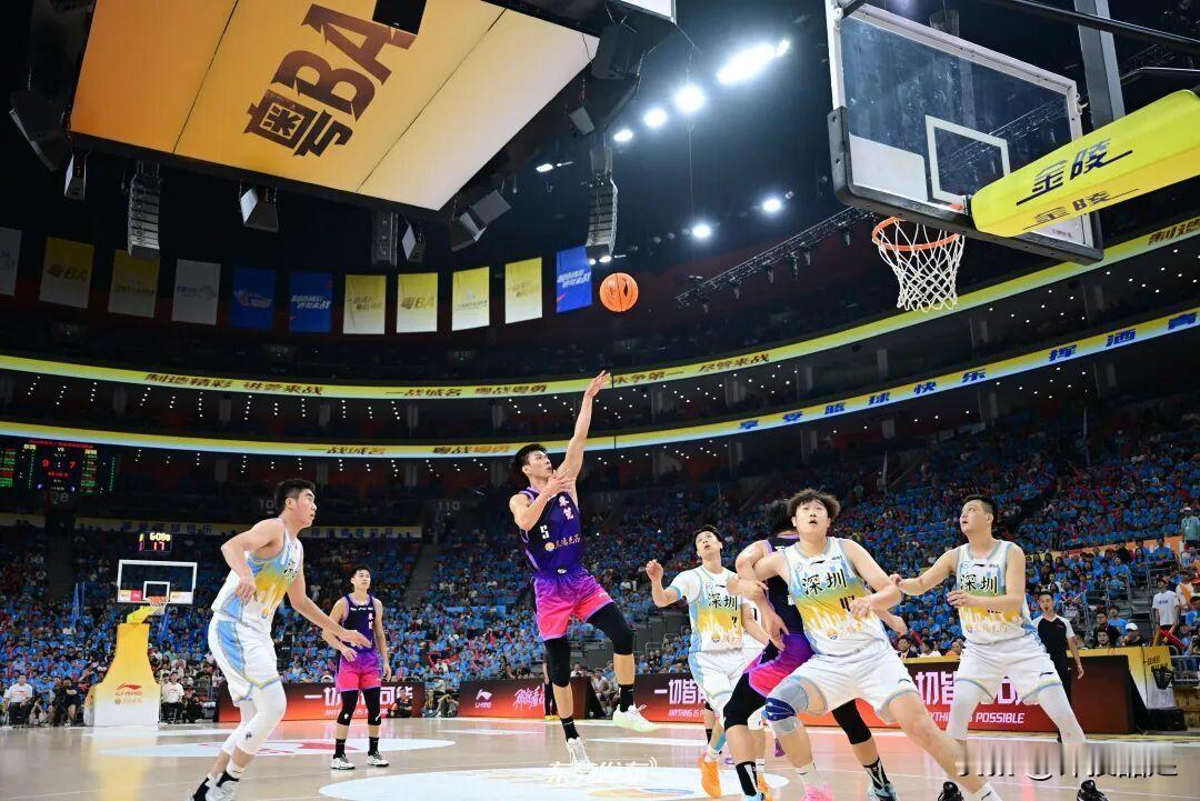 首届粤BA联赛今晚落幕，东莞两回合2-0战胜深圳夺冠。
1.东莞、深圳分别淘汰了