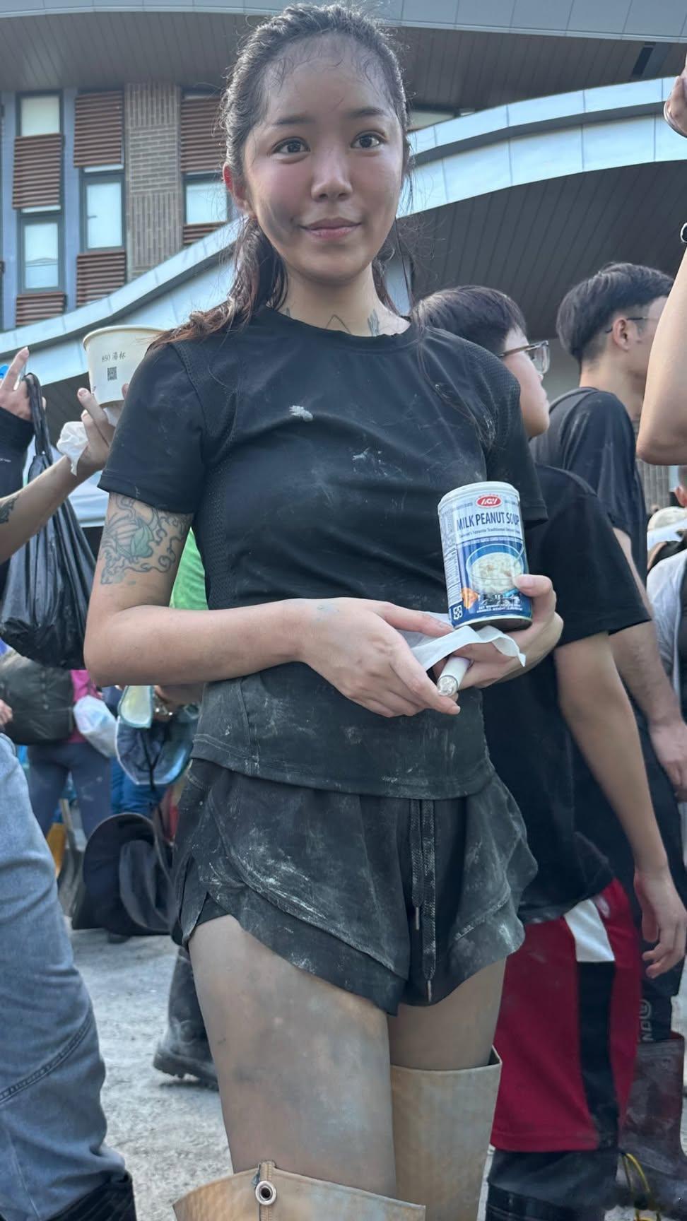 弯弯的八炯团队除了各种AI救灾外，还真去了花莲，不过是去花莲拍受灾妆和直播，然后