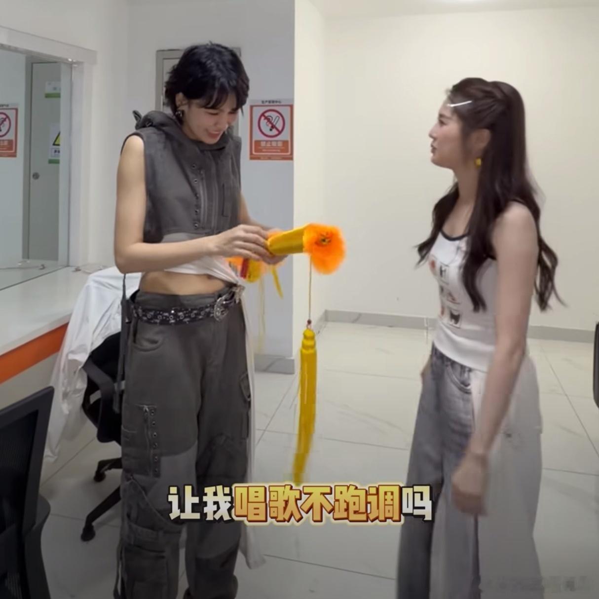 张慧雯是曾沛慈唱歌大师班的优秀毕业生回学校看望老师来啦张慧雯送曾沛慈锦旗