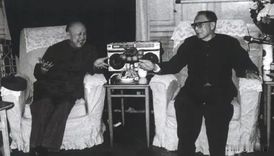 1955年，聂荣臻看到钱学森从一辆稀有的蓝色轿车上下来后，就问秘书：“我记得全北