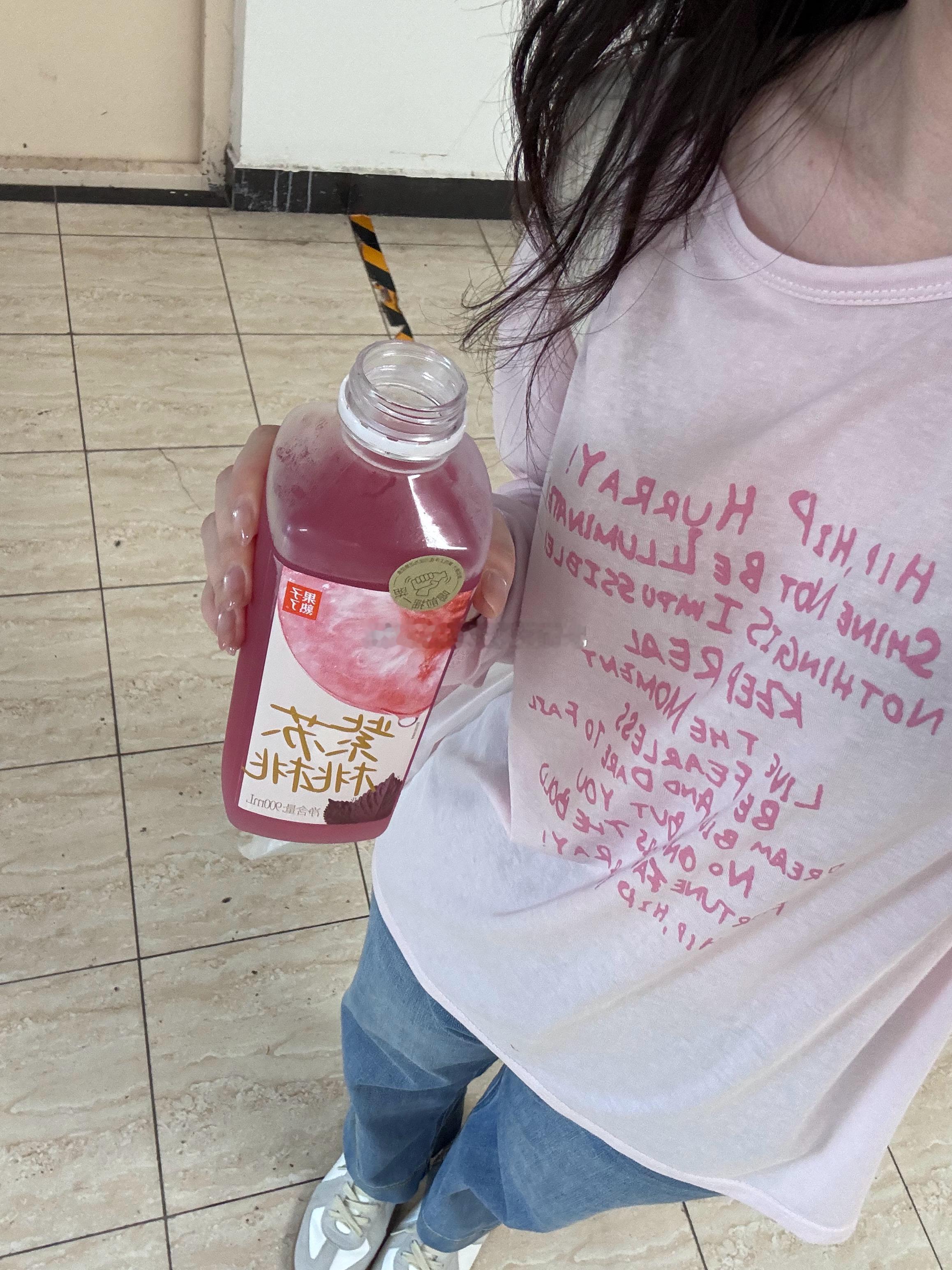 好幸福一小女孩儿！下班买一瓶饮料边走边畅饮 