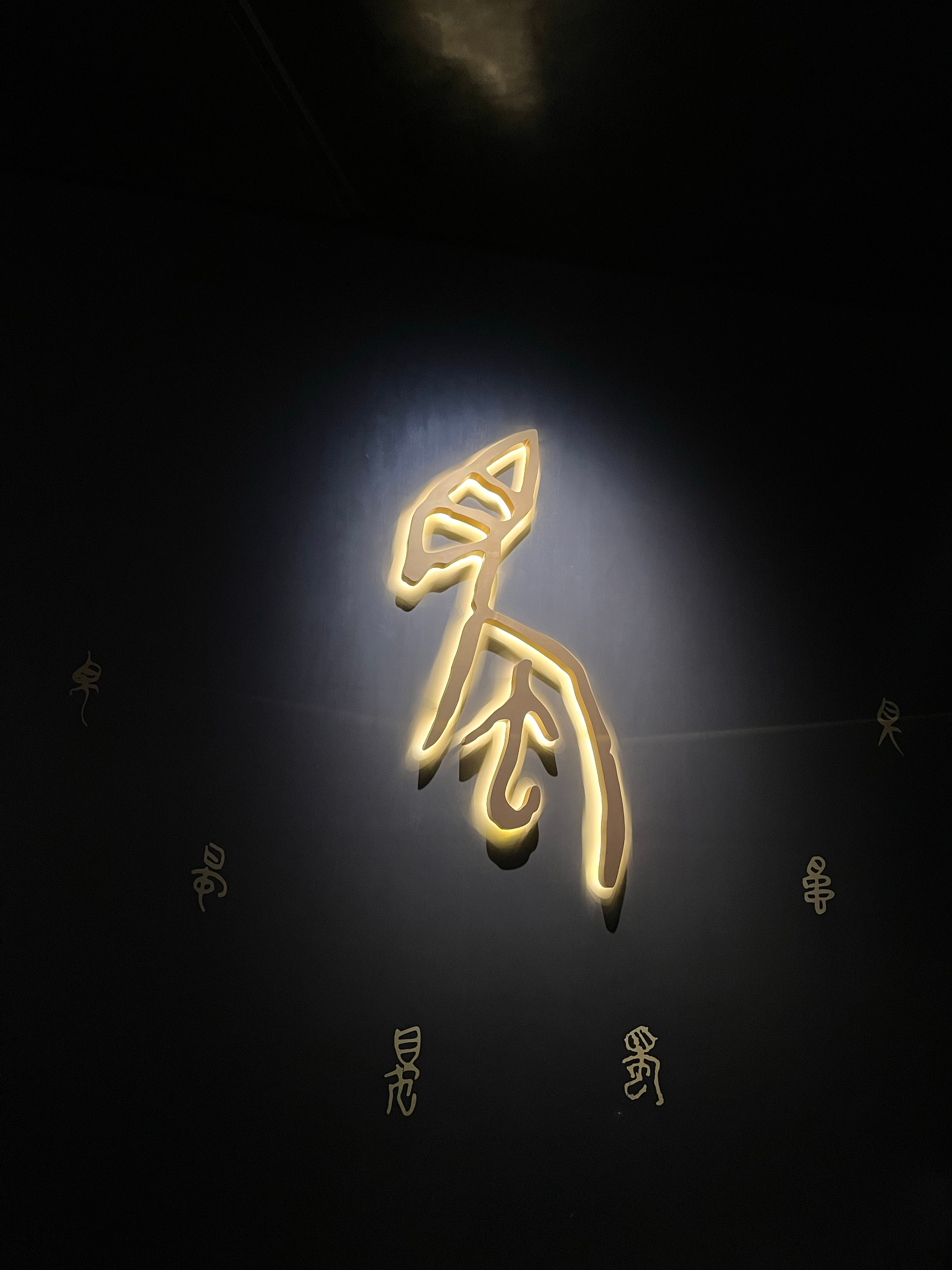 三星堆周五也好多人，找讲解都要排队👭🏻👭🏻 