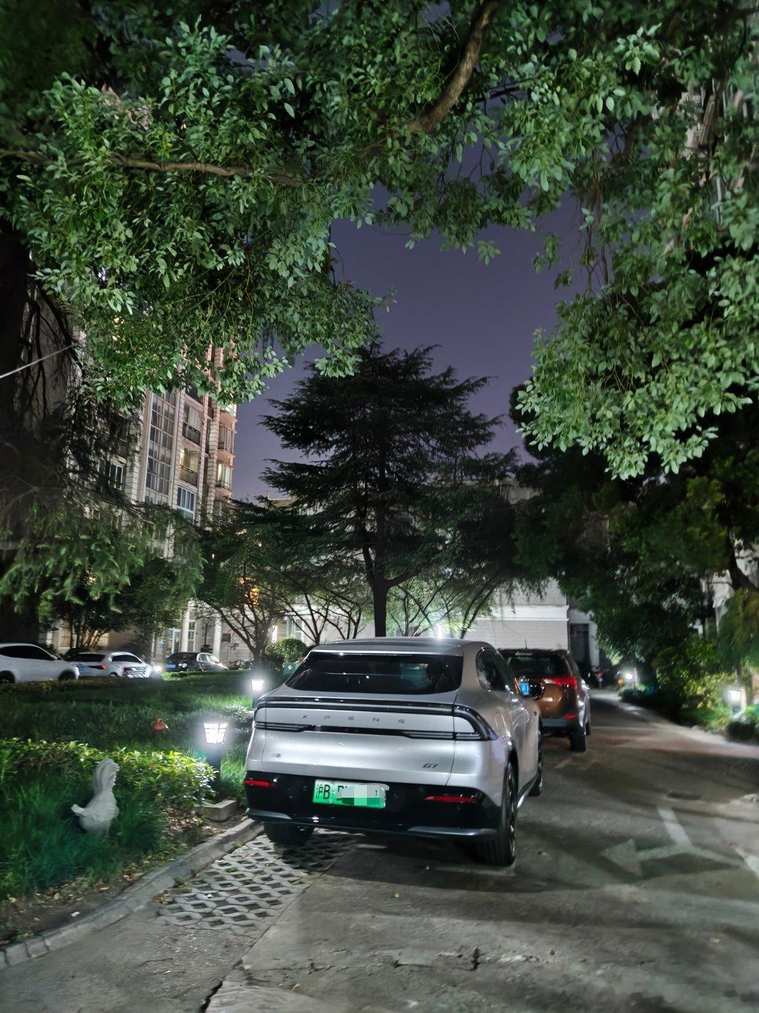 远远看到小区里停了辆小鹏G7这辨识度也是蛮高的[喵喵]新能源汽车 ​​​