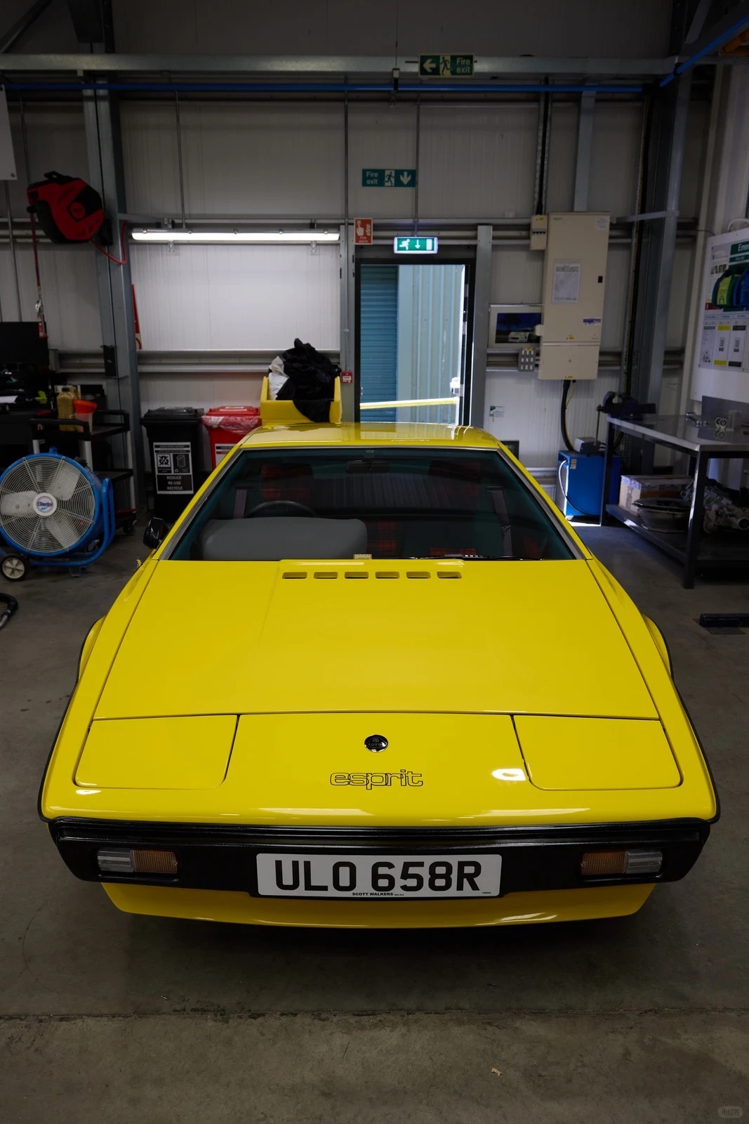 初代Lotus Esprit，当年邦德的水下特工座驾，亮黄楔形车身，70年代极致