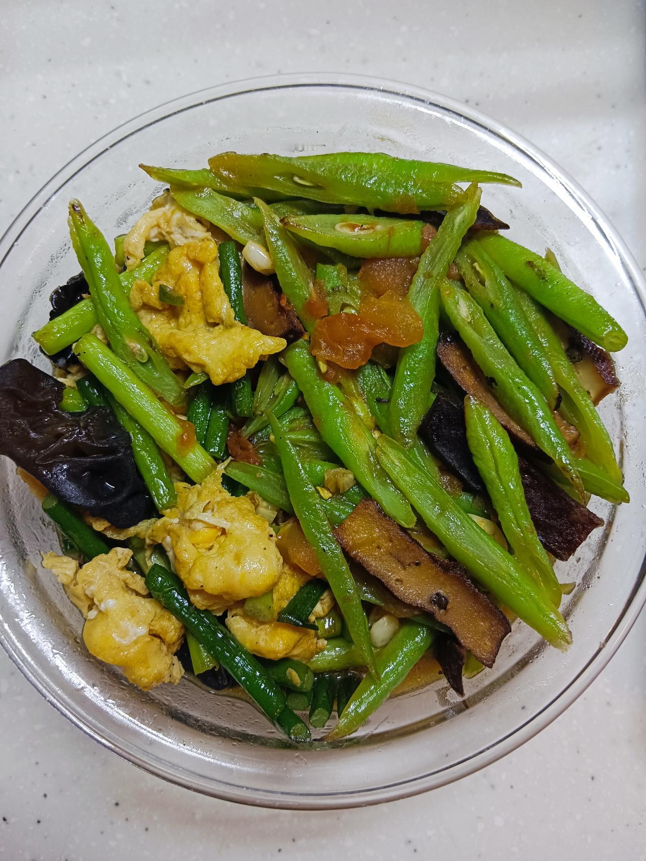 这几日，可能因为总跟儿孙们探讨国际形势，夜里，我这老太太竟在梦中背起三八大盖，去