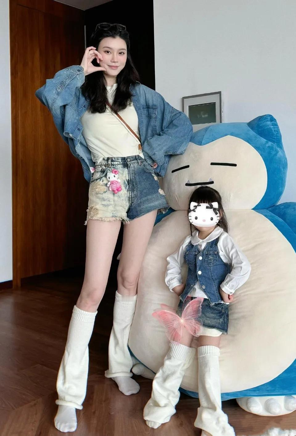 超模奚梦瑶在社交媒体上温馨分享了与三岁女儿的亲密互动照片，瞬间在网络上掀起了一阵