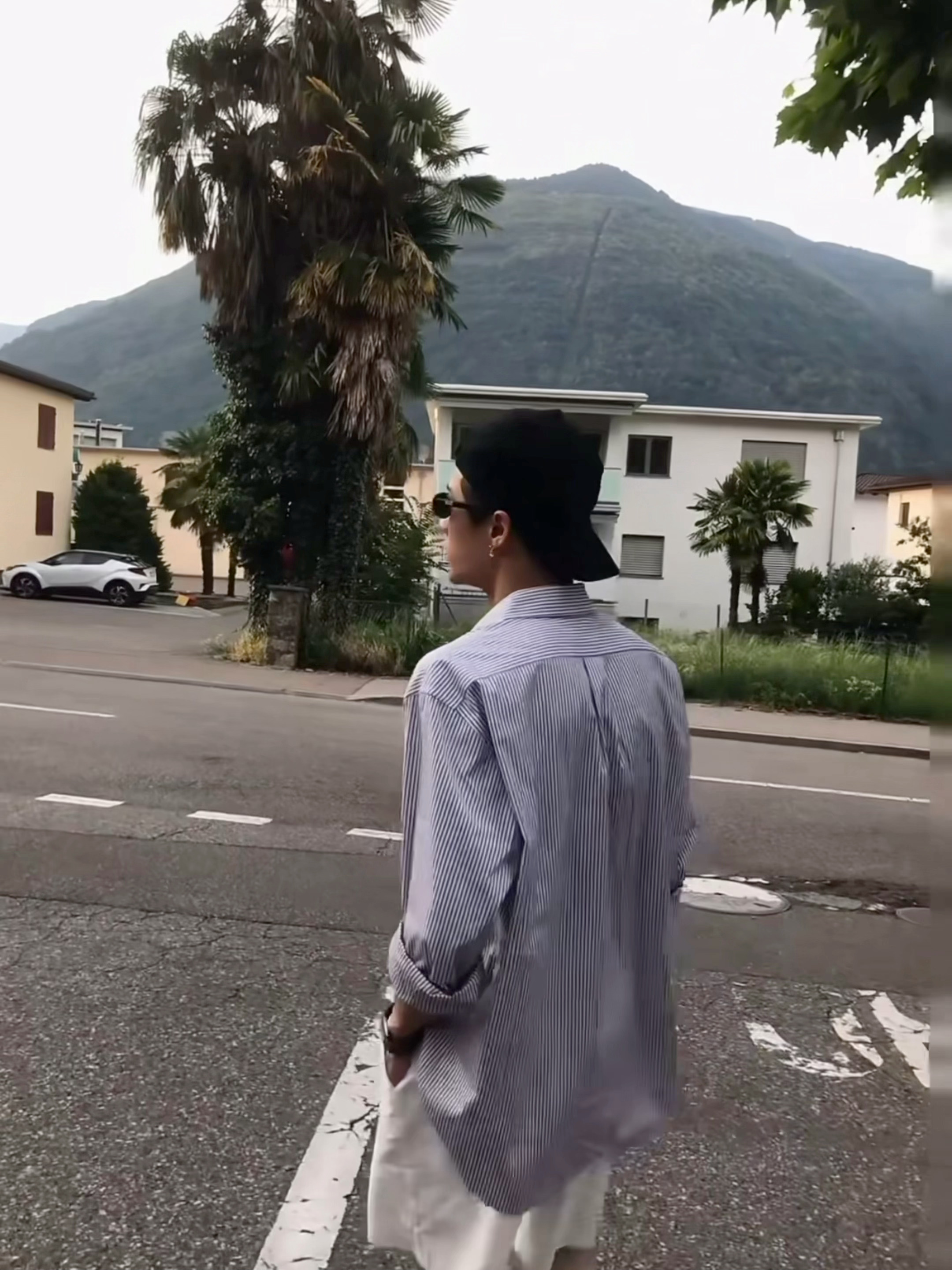 跟爸出门belike（一步三回头之怕我丢了） 