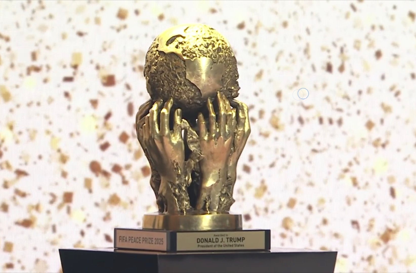 2026世界杯 第一届国际足联和平奖，有奖杯，有奖牌，还有奖状…… 
