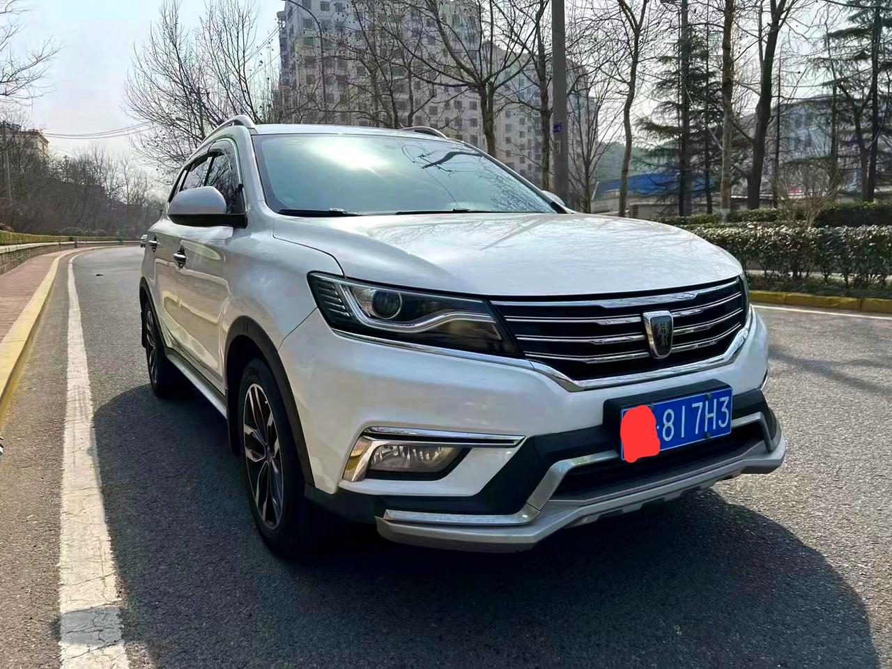 这台车搭载的系统可以说是中国汽车智能系统的先驱车型。他就是荣威RX5它搭载的斑马