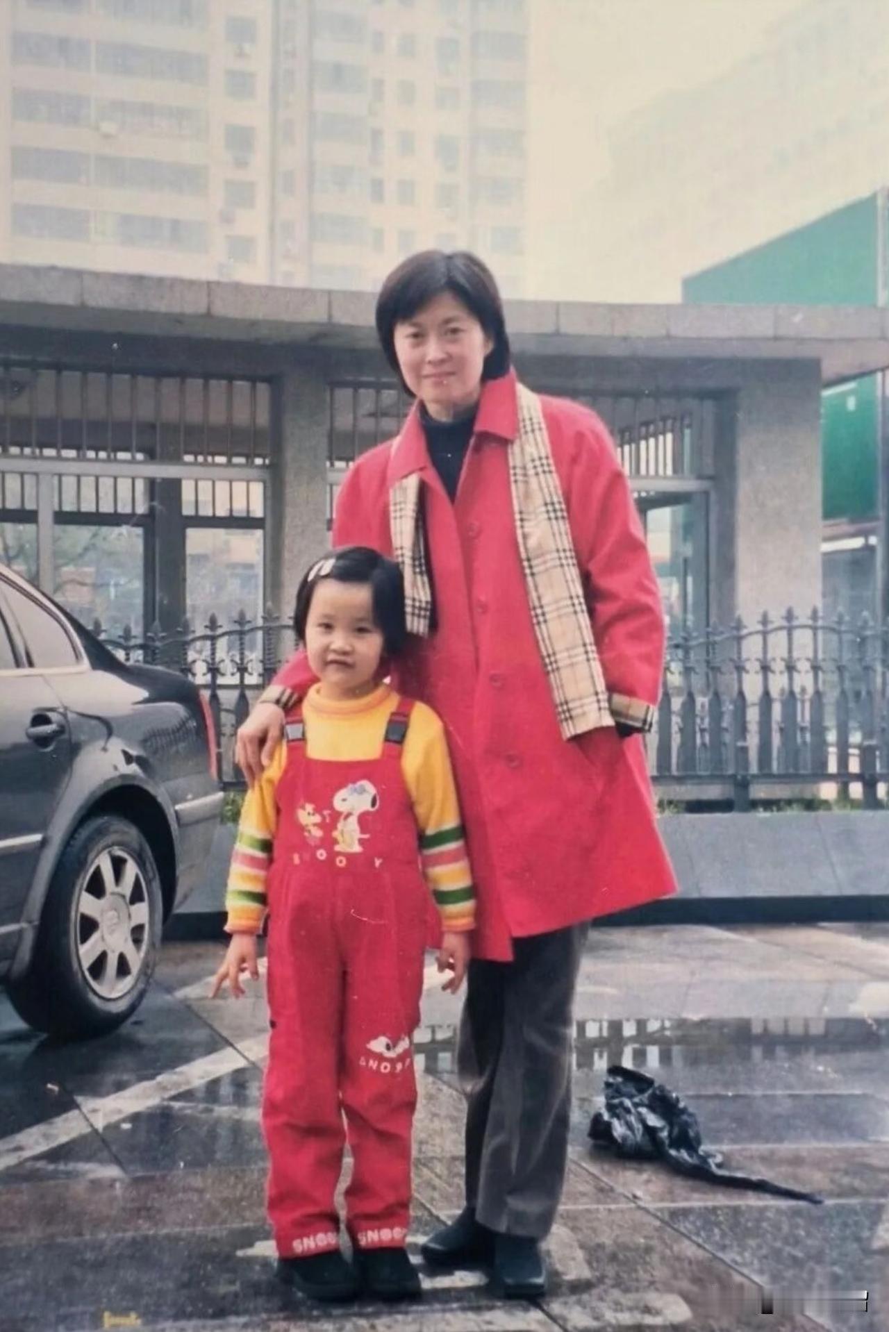 上世纪90年代，敬一丹老师和一位素人小姑娘的合影。
       那时敬一丹老师