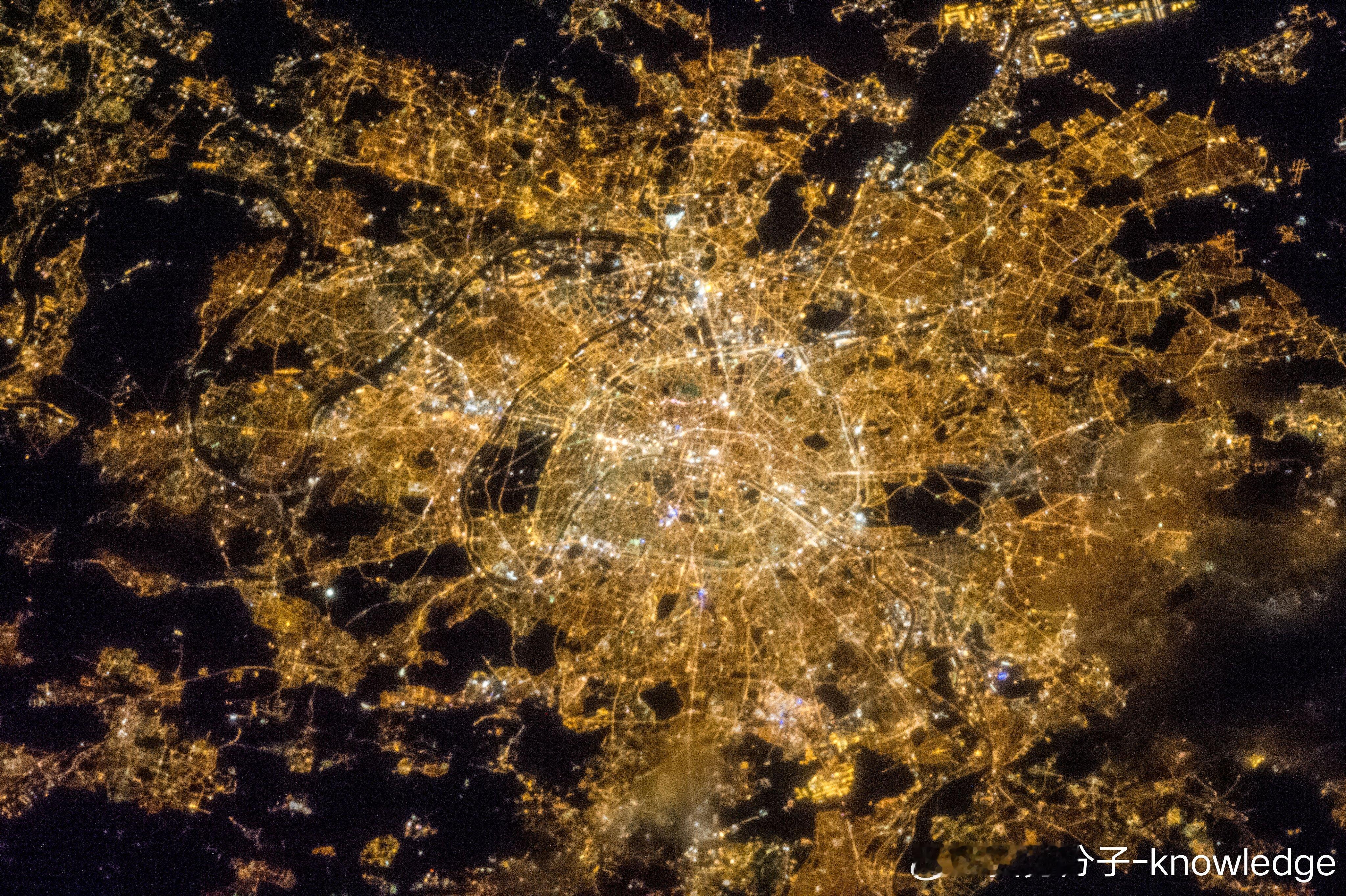 #巴黎开幕式 真的牛#国际空间站视角下的巴黎夜景，接下来16天的时间，这座城市每