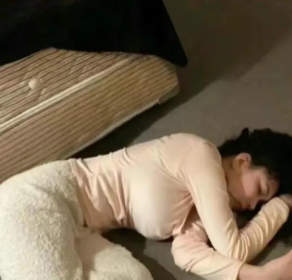 一早送小孩，充电站补一下电～
在充电站碰到一个网约车司机～
他说现在太难搞了，单