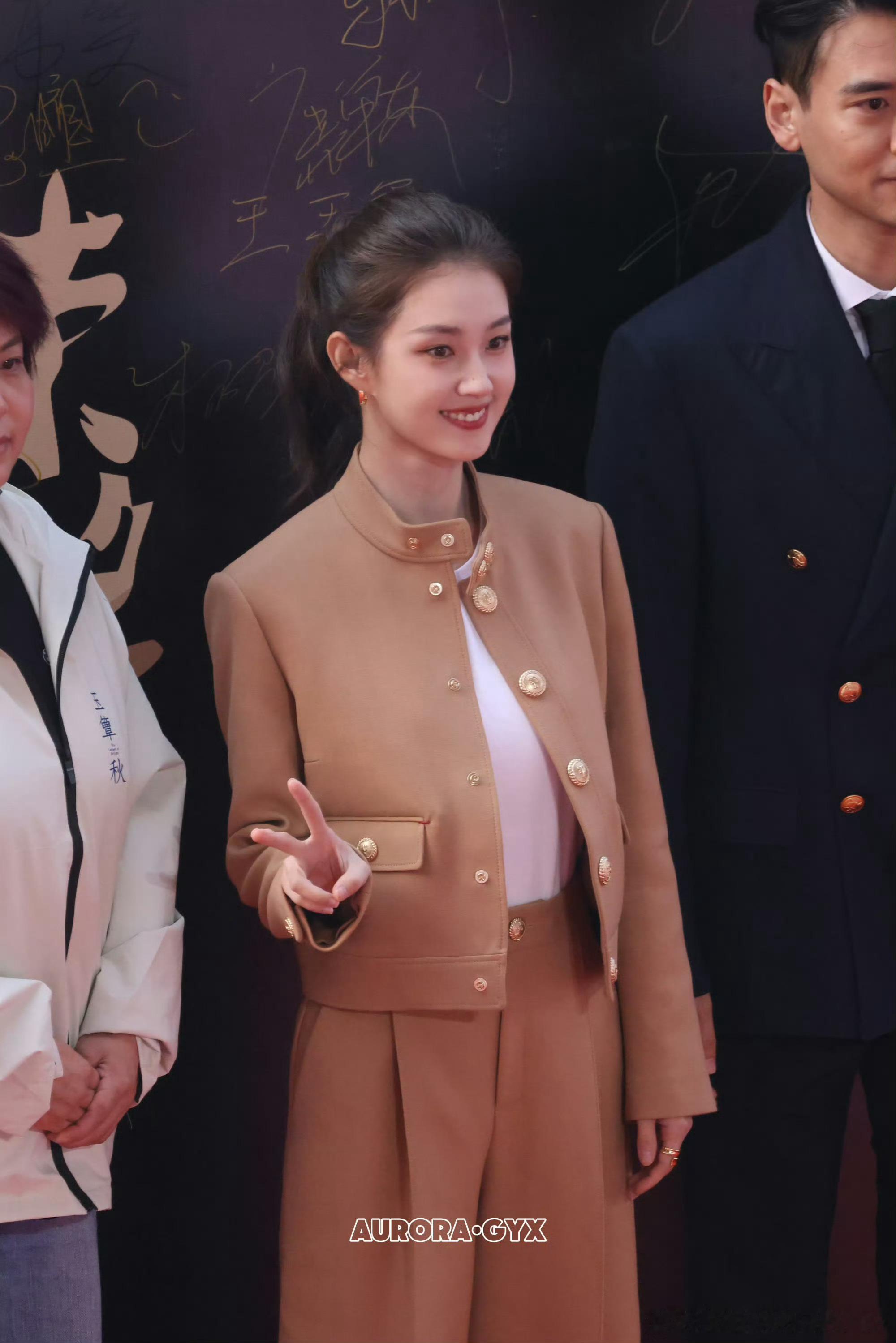 郭宇欣新商务🈶经典品牌宝姿郭宇欣端庄大气，正适合简约优雅、不浮夸的质感路线，小