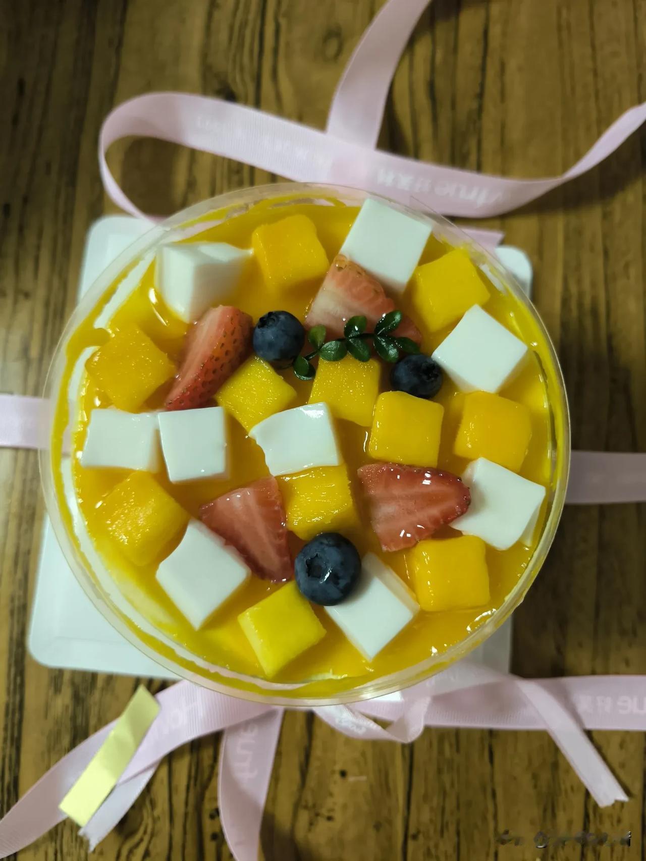 家里男人第一次在自己生日那天吃蛋糕

我先生瘦哥也蛮可怜的，他那亲生的母亲，我婆