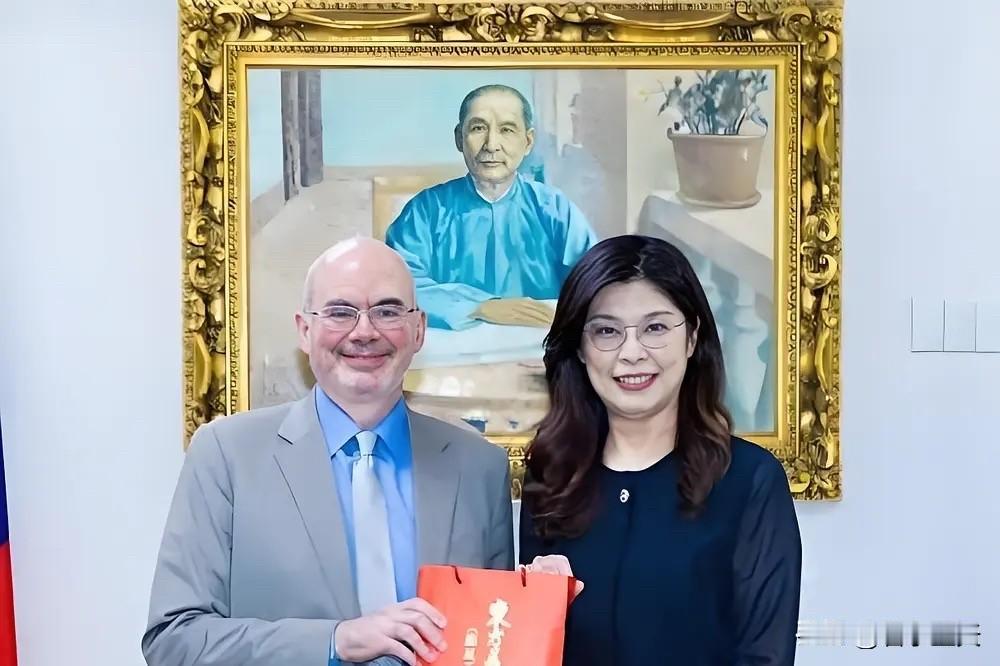 郑丽文女士当选国民党主席之后，党团内部有很多人对她的领导能力产生怀疑态度，在应对