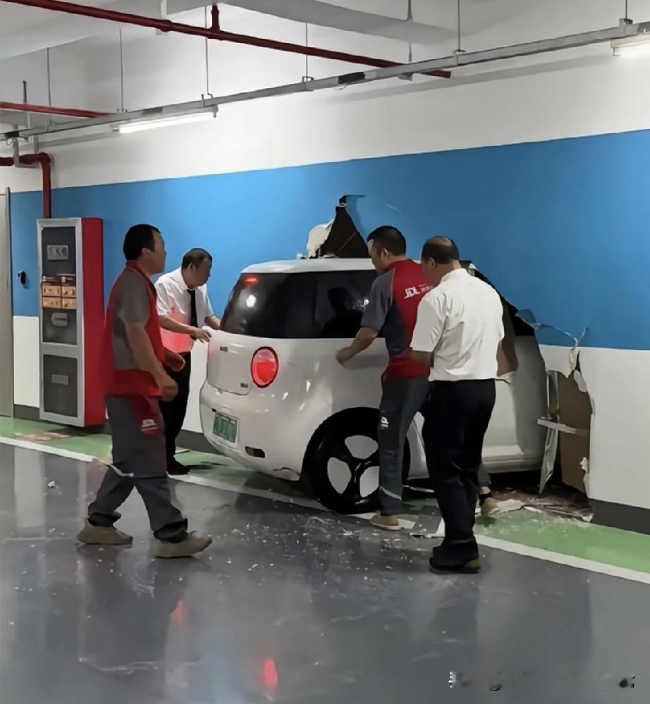 这台小玉米汽车是金刚不坏？
 
家人们谁懂啊！地下车库惊现“汽车穿墙”名场面！一