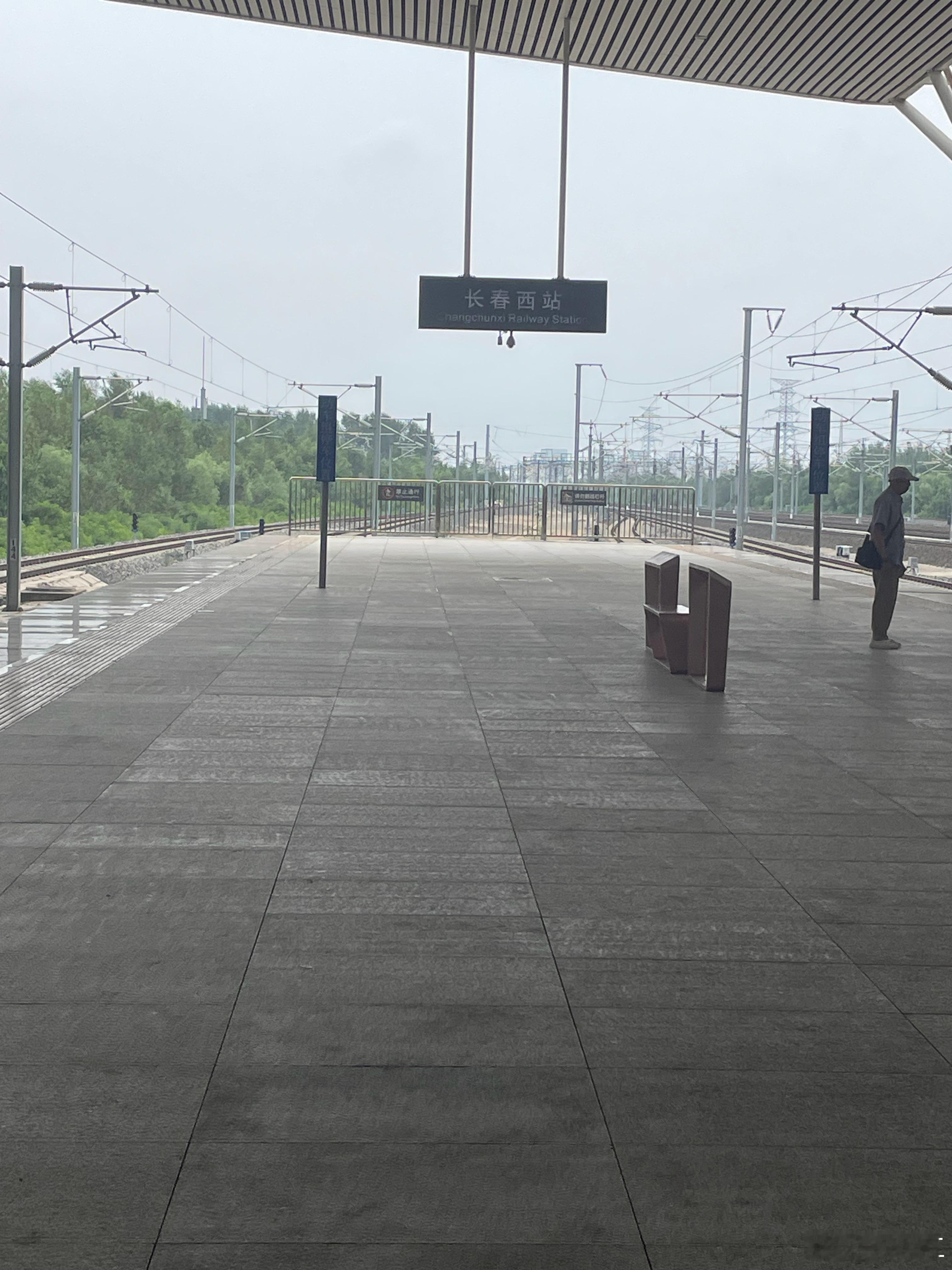 好久没来过长春了，本来想要不要顺路去母校溜达一圈，想想还是拉倒了吧，这站到机场还