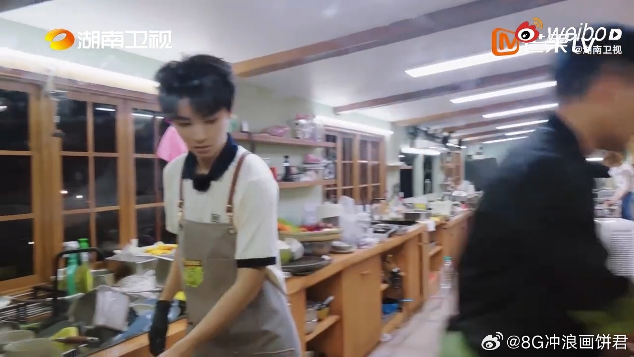 王俊凯一款林大厨的人形外挂 大厨还在琢磨摆盘呢，小凯已经把锅烧热了。一个精雕细琢