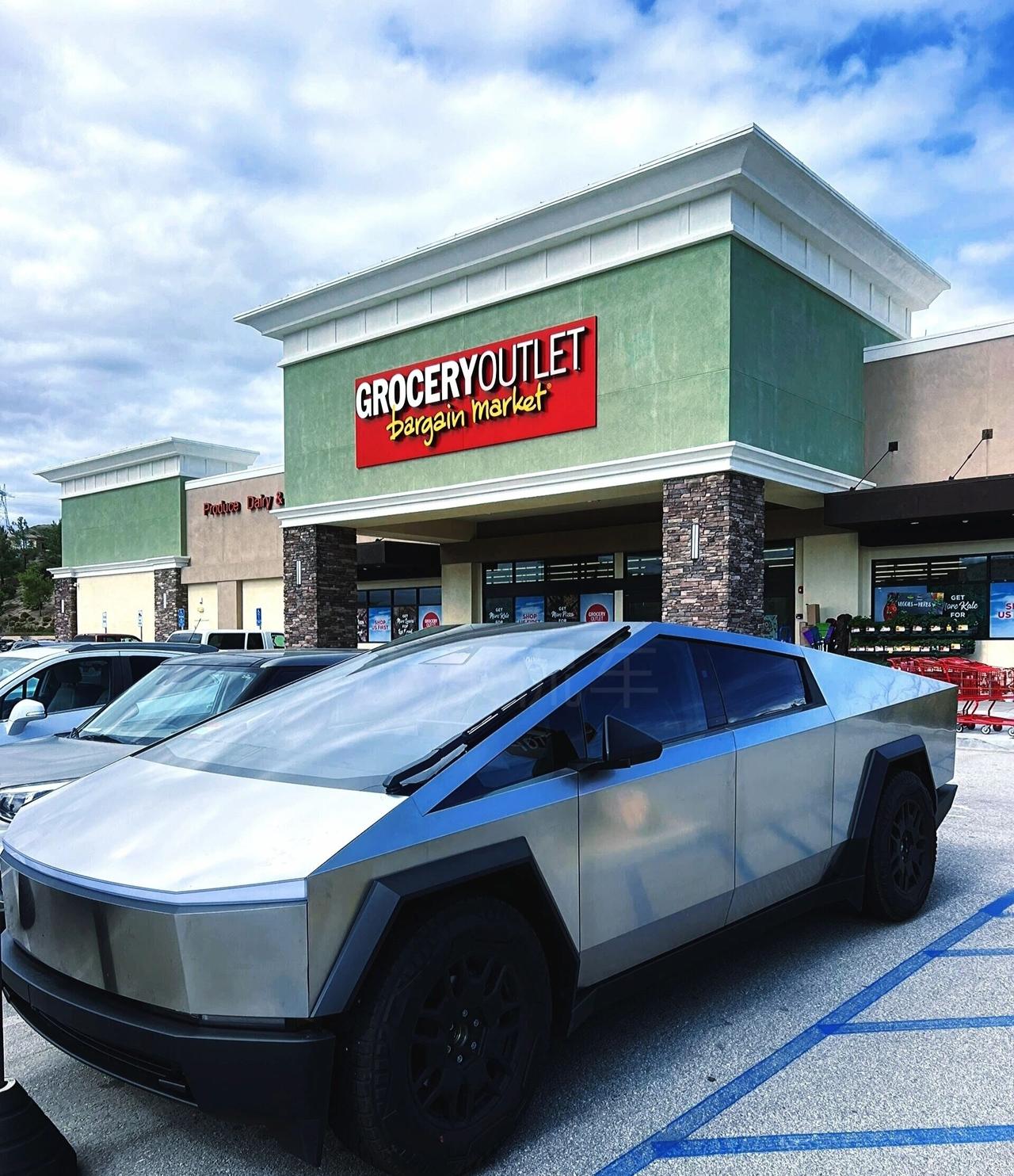 终于见到特斯拉Cybertruck实车了造型和传统卡车完全不一样，满满的未来感，