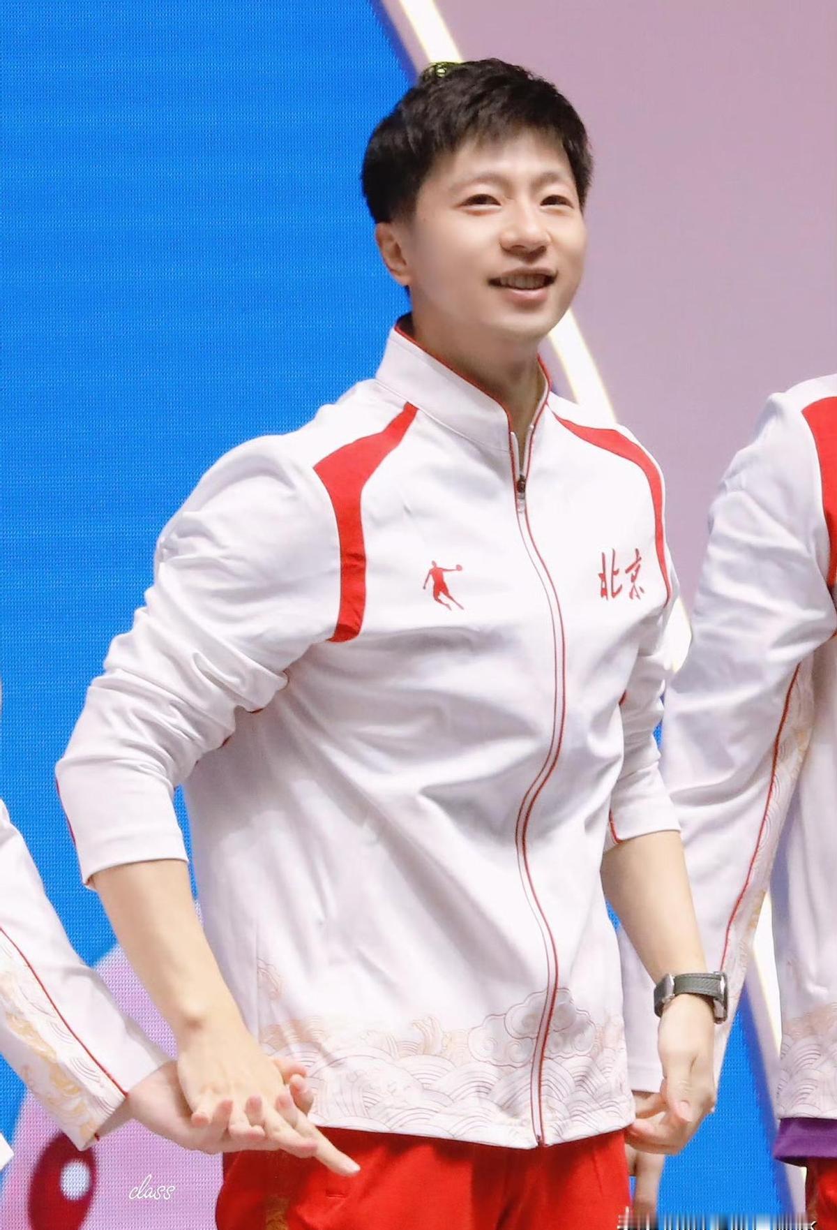 马龙一上场，袖口就自动对齐了。
这不是巧合，是代言的“标准动作”。
奥运领奖台都