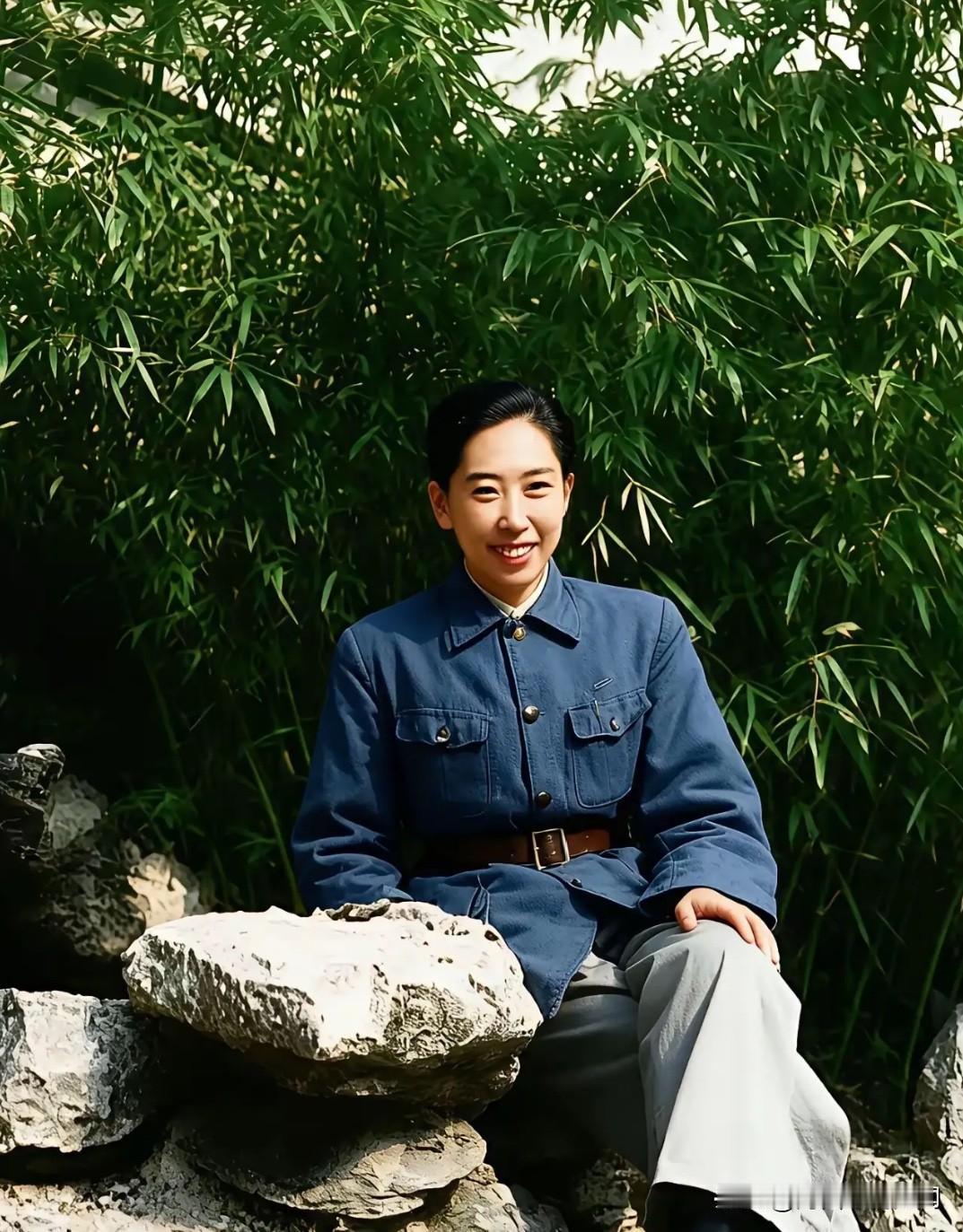 她是毕业于辅仁大学物理系，取得硕士学位，是我国首位原子物理专业女硕士。端庄秀丽、