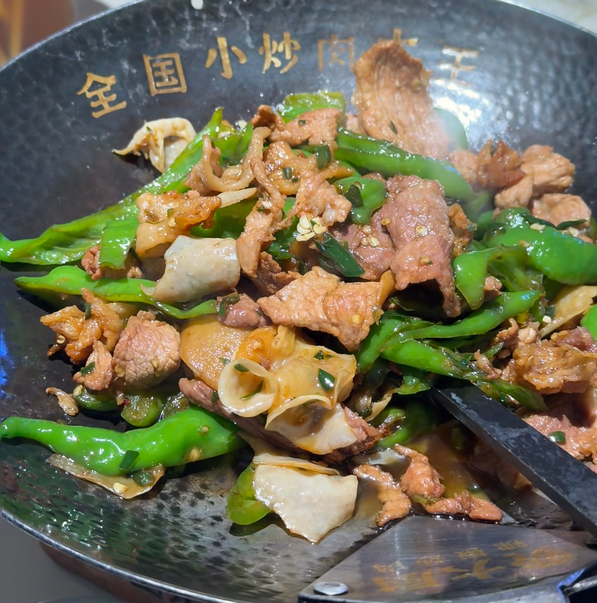 费大厨塌房了吗刚知道费大厨“全国小炒肉大王”称号是靠线上的烹饪视频和菜品照片获得