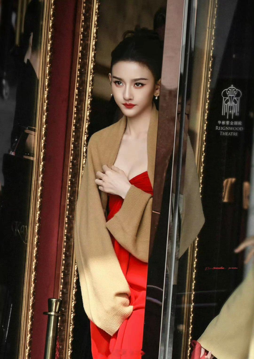 宋祖儿今天太美啦，和红色太搭了