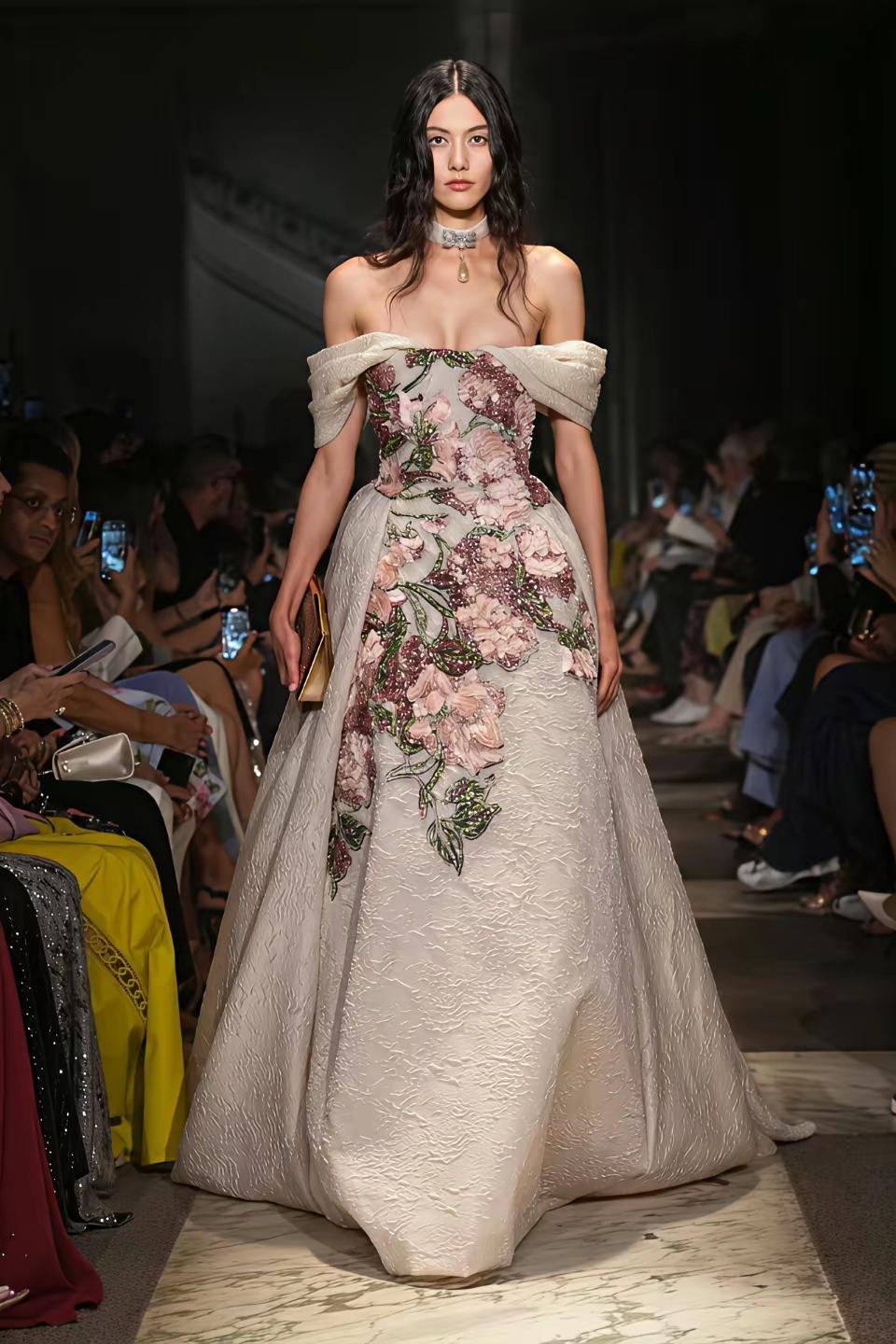 “模特为啥要骨瘦如柴，又不能太漂亮？”看刘亦菲和模特的对比图就明白了。刘亦菲太美