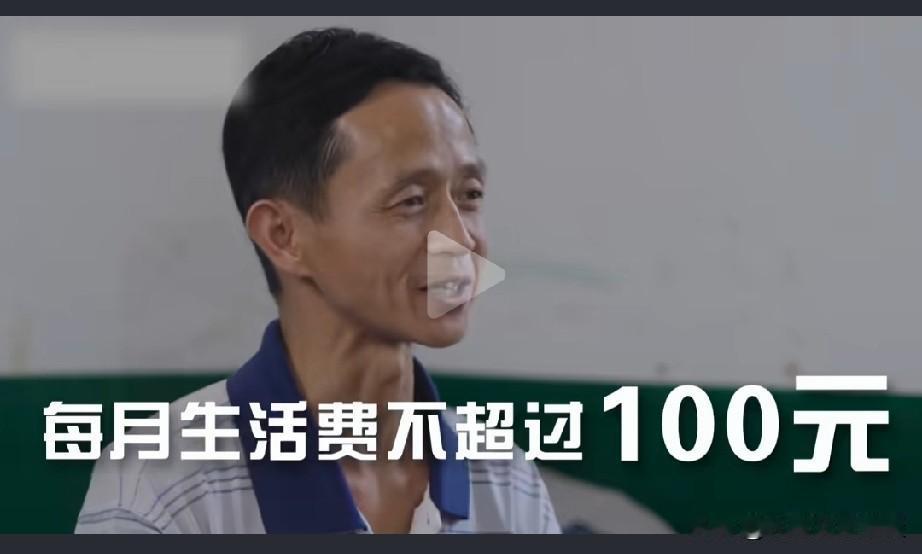 别人笑他傻，他说我就做个傻子吧，但是他心里很高兴。这几天这位义务支教的老师，火了