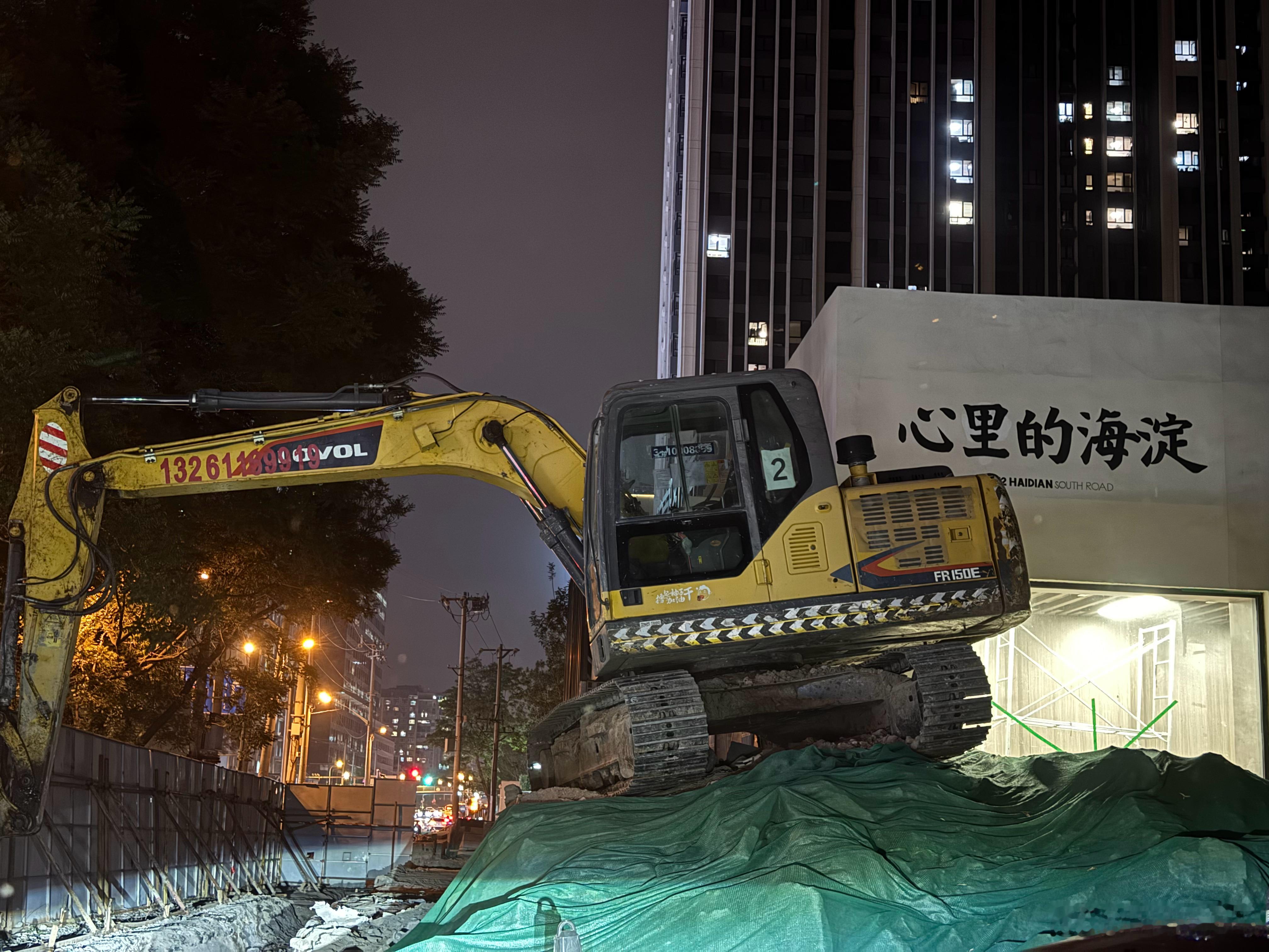 家和公司都在东边不常来海淀都说海淀牛这么一看确实厉害挖机都快上房了[允悲]  ​