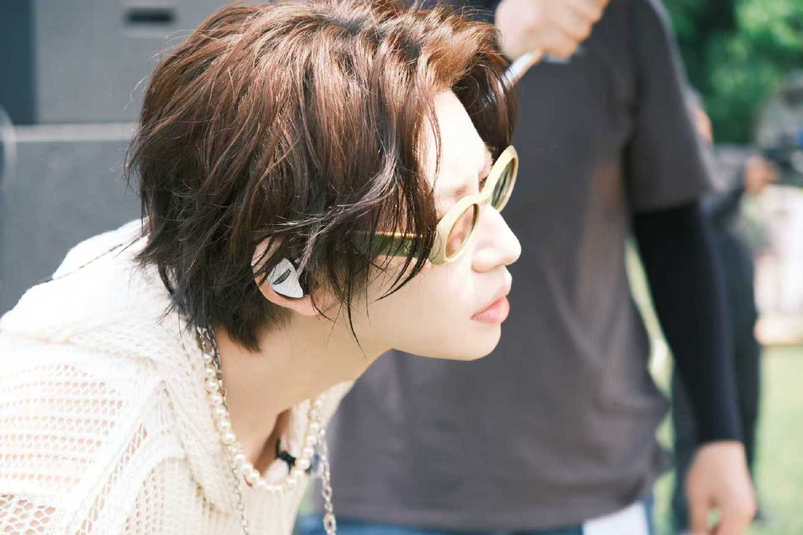 小鬼王琳凯练琴随拍  小鬼王琳凯练琴随拍来啦  小鬼认真练琴的样子好帅啊，是对音