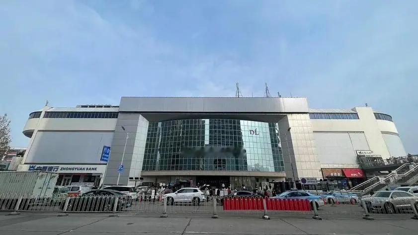 胖东来12月走了以后，这房子估计500万也租不出去，一毕店，这里就荒了!
 
胖