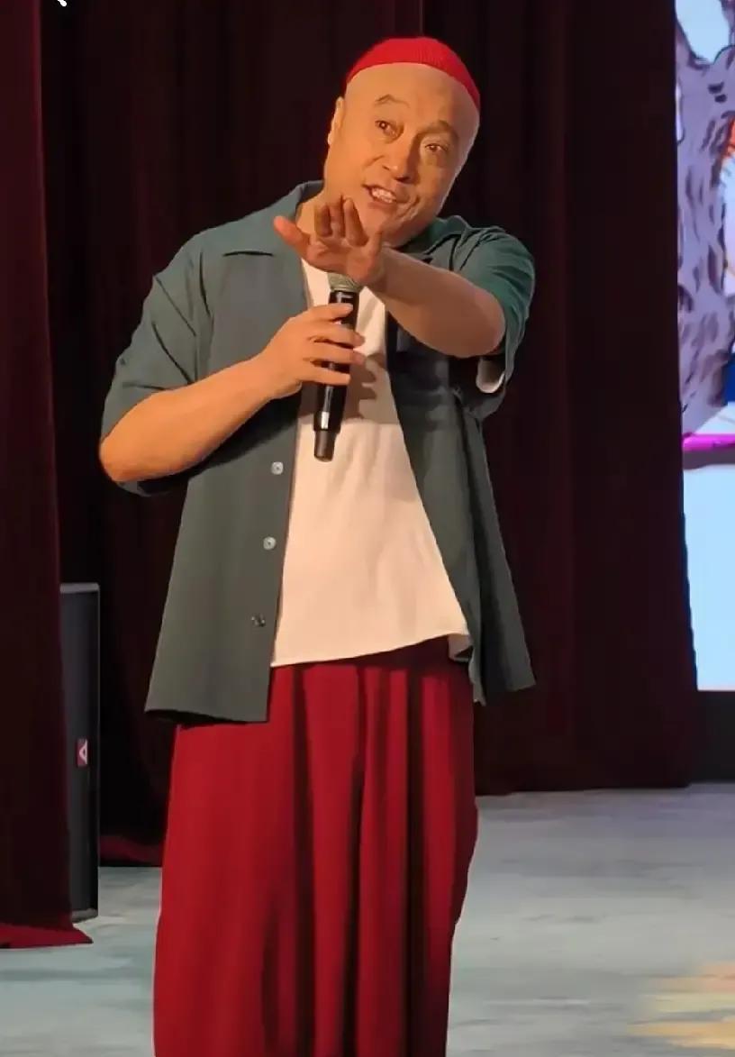 别再说他捡漏了。
赵本山最初把宋富贵给了宋小宝，是二柱子跪在剧场外三天，膝盖扎进