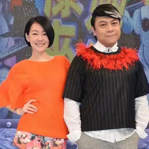 5月9日晚，小S与蔡康永同日发文怀念大S。小S晒出牵手照，忆姐姐是后盾，给予诸多