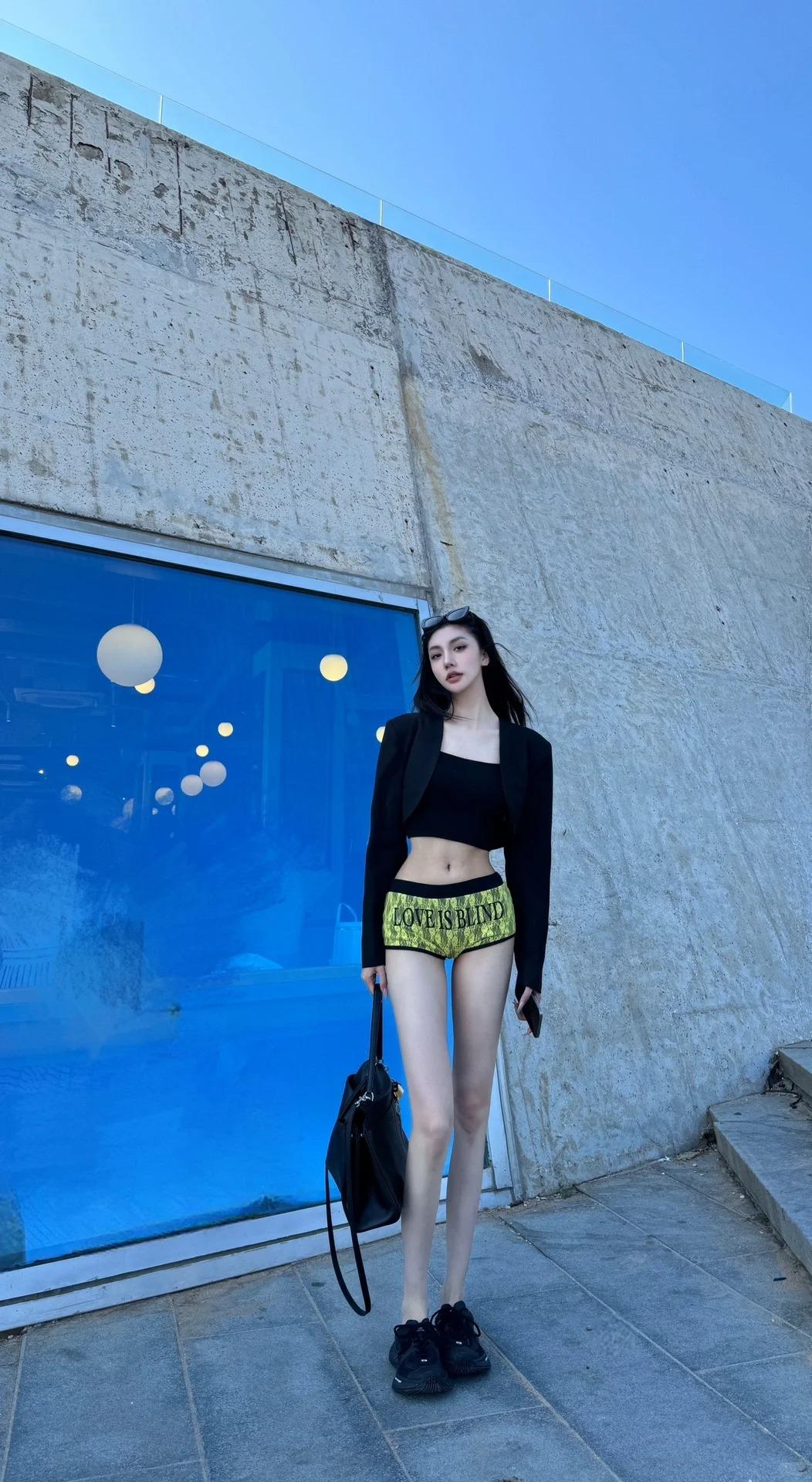 身姿修长，皮肤白皙的成熟模特少女，脚踝的轮廓如竹节的自然弧度，纤细却有韧性，踮脚