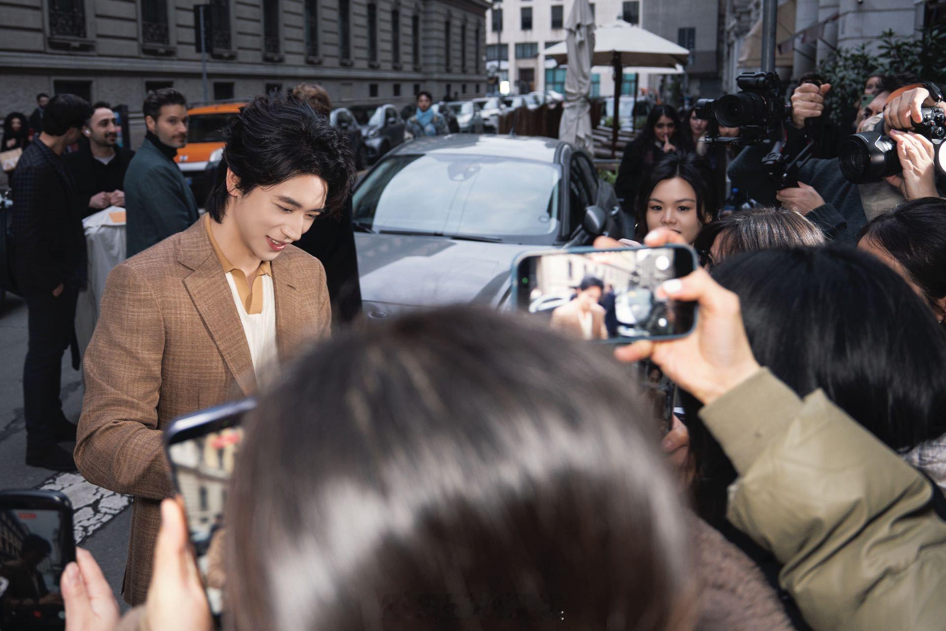 许魏洲发了和粉丝的合照是谁在屏幕再留下了泪水💧微博晒出了和米兰粉丝合照，大家围