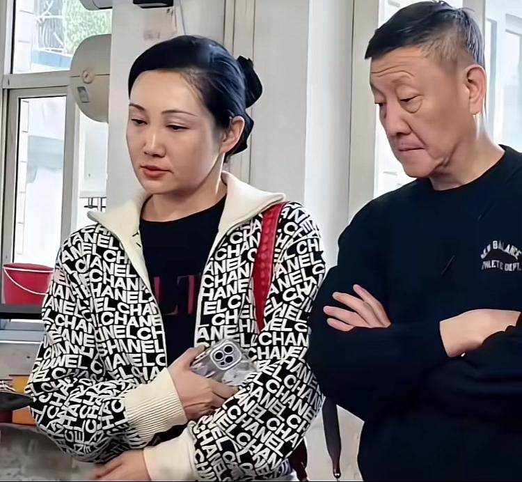 韩磊与妻子，好像并不开心。