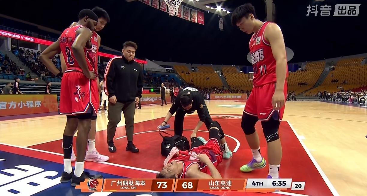 揪心！艾伦膝盖又受伤了

广州对阵山东第四节还剩6分35秒，徐昕盖帽，郭艾伦拿球