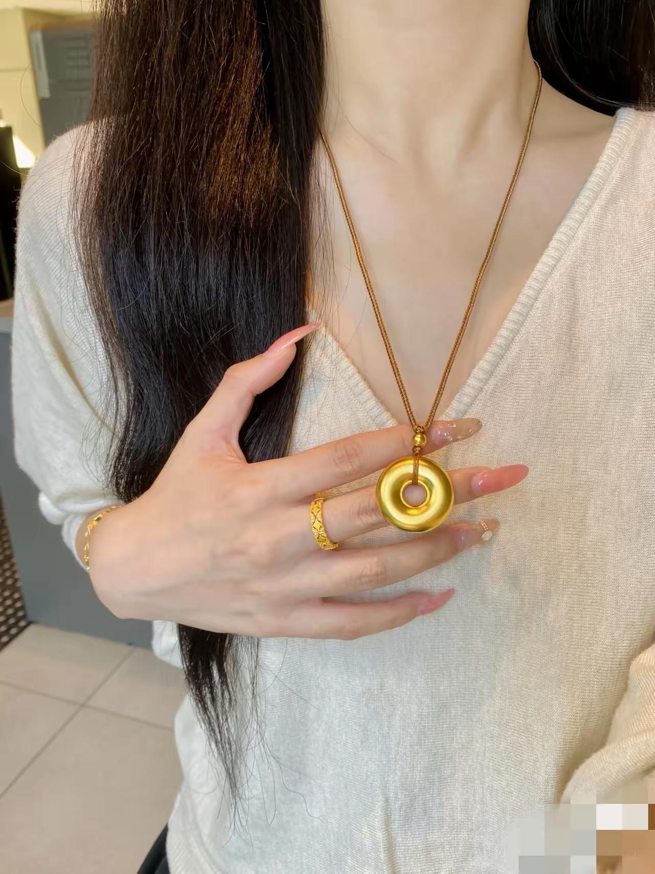 我问了金店上班的闺蜜，金价暴跌这会儿黄金首饰能买吗？

闺蜜一脸诧异凑我耳边说：