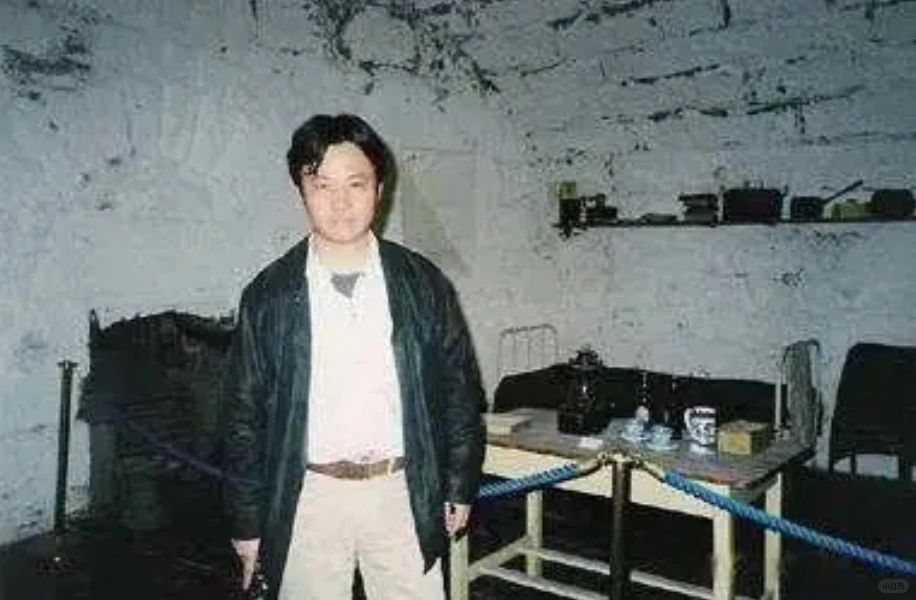 余华的少年时光，是嗅着血腥味长大的。混乱、暴力，动荡不堪。今天张三被批，明天李四...
