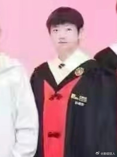 孙颖莎学士服毕业照孙颖莎毕业快乐孙颖莎学士服毕业照~ 