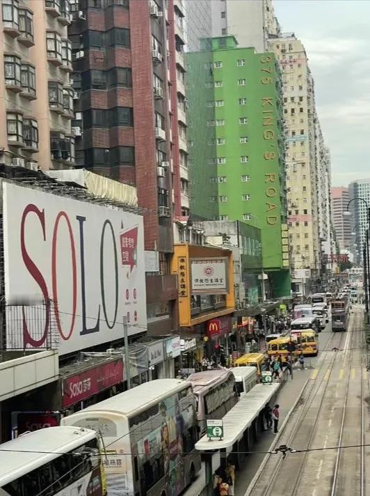 香港一女子坠楼身亡，据了解这是一起捉奸事件导致的惨剧，这名女子在距离地面大概20