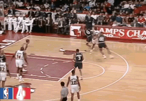 太残暴了，乔丹这个海底捞月绝技，已经失传30多年了……就问问，NBA还有人能做出