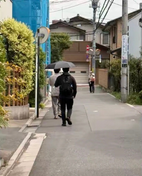 日本男人这么娘吗？夏天都开始打伞了，小心被日本的三哥盯上。 