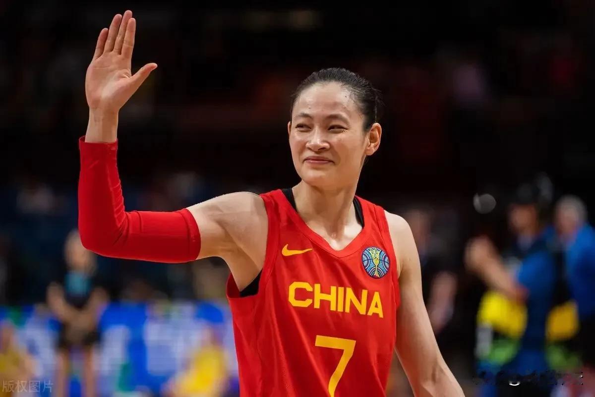 女篮的杨力维，男篮的赵继伟，何其相似的存在。

打国内联赛，两个人几乎都是无敌的